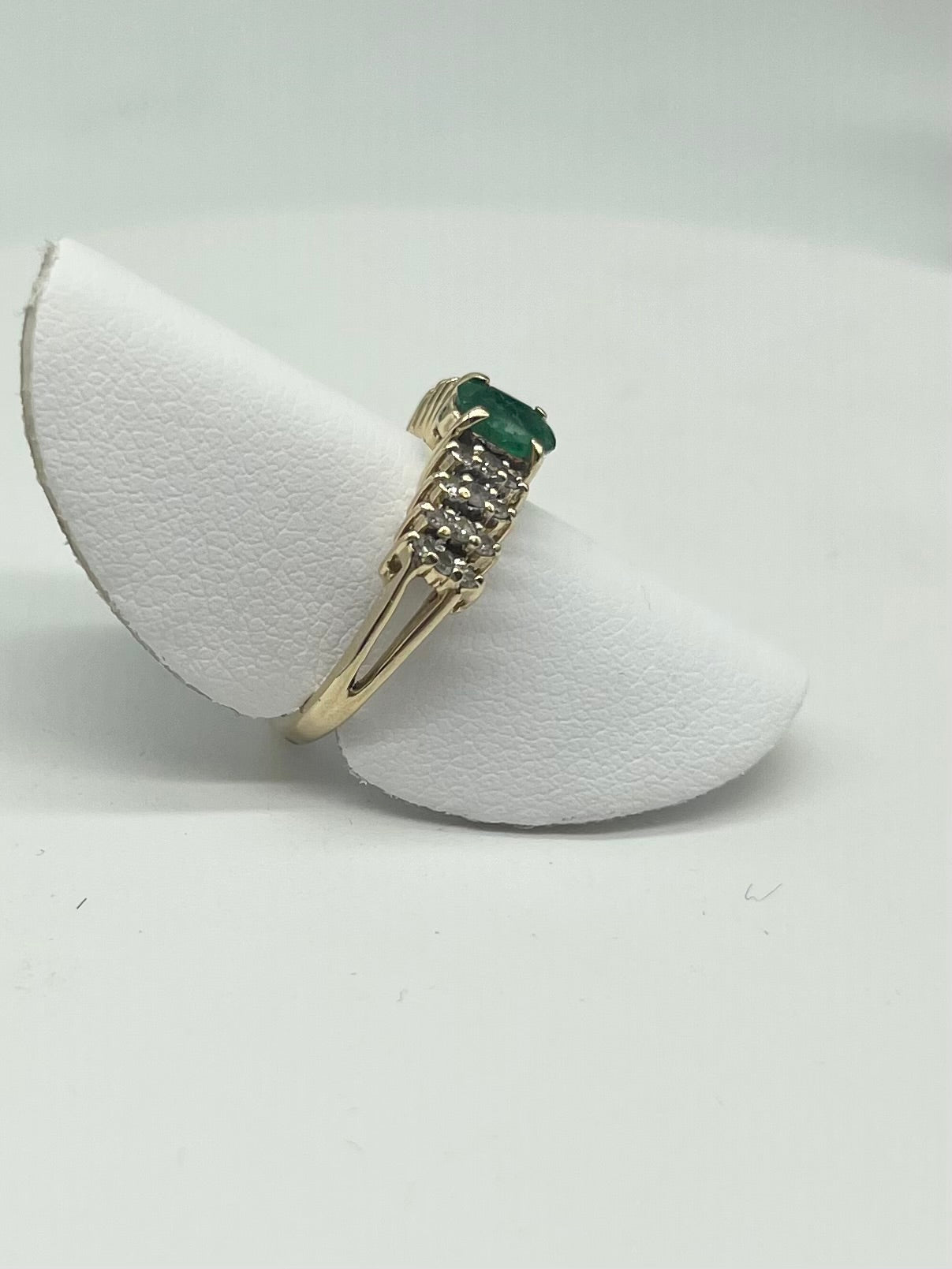Sweet Emerald & Diamond Ring