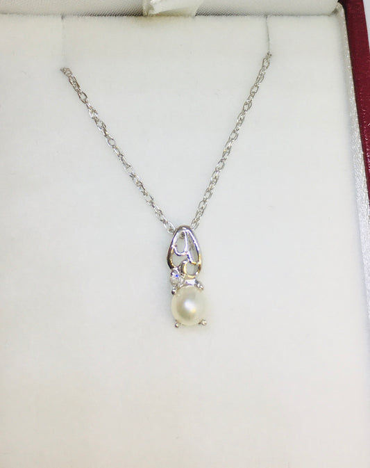 Dainty Pearl Necklace