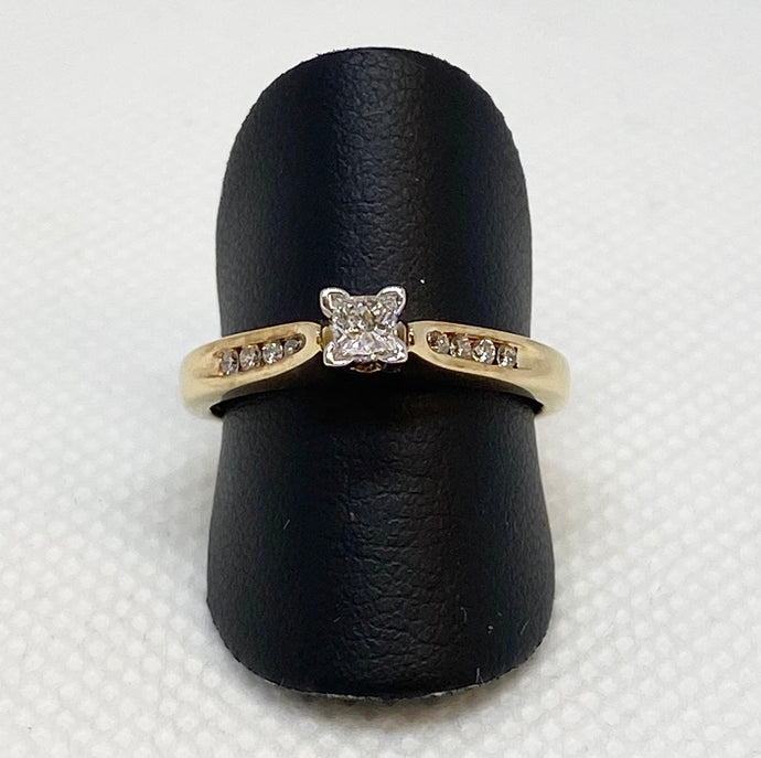Fascinating 14K Yellow Gold Princess Cut Engagement Ring