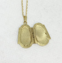 Load image into Gallery viewer, Oval Engraved Locket