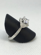 Load image into Gallery viewer, Vintage Style Engagement Ring